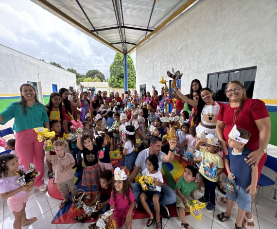 Gestão Municipal distribui mais de mil ovos de Páscoa para crianças e adolescentes da rede muni...