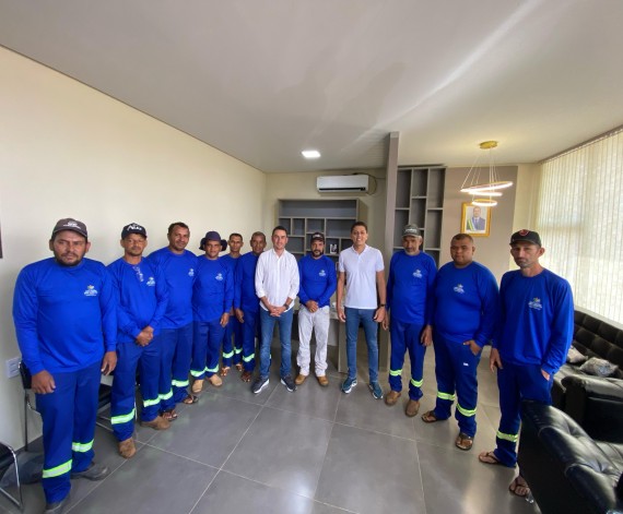 PREFEITO RÔMULO ARRUDA ENTREGA NOVOS UNIFORMES PARA EQUIPE DA INFRAESTRUTURA